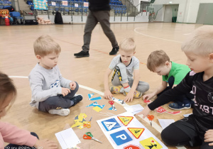 Dzieci wycinają znaki drogowe i je składają w całość