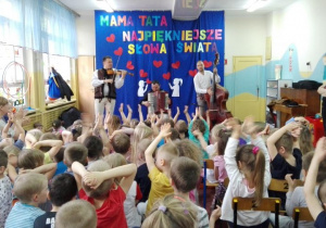 dzieci klaszczą do muzyki góralskiej