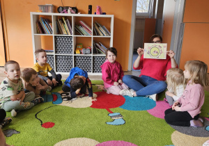 dzieci siedzą w kole