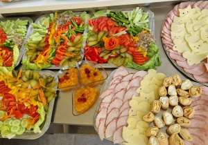 mix warzyw sery, wędliny, naleśniczki z twarogiem, dżem brzoskwiniowy