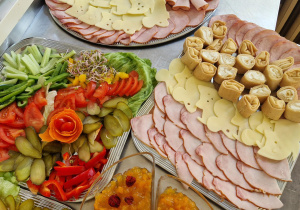 mix warzyw sery, wędliny, naleśniczki z twarogiem