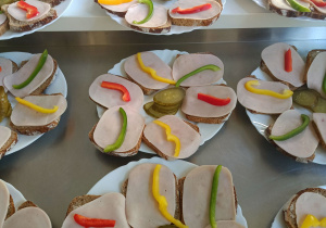 kanapki z wędliną, papryką i ogórkiem