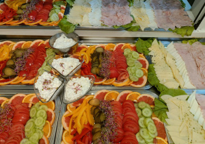 mix warzyw, serek biały w miseczkach, sery żółte, wędlina