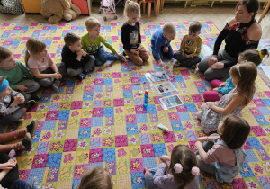 Grupa dzieci z panią na dywanie